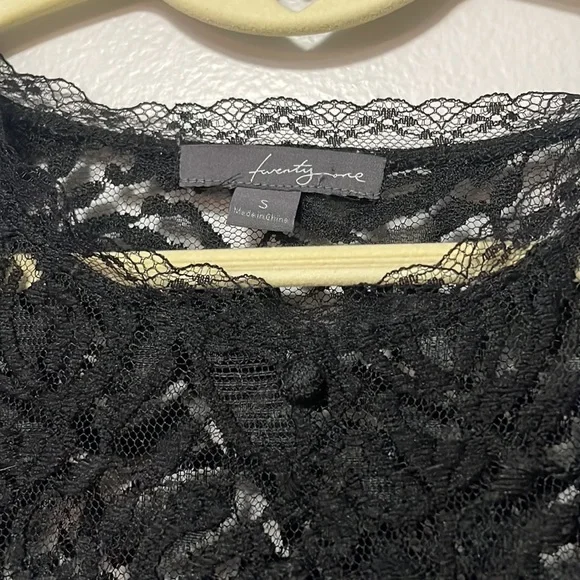 Pretty lace dress. Off white lining. Size small - Picture 3 of 5